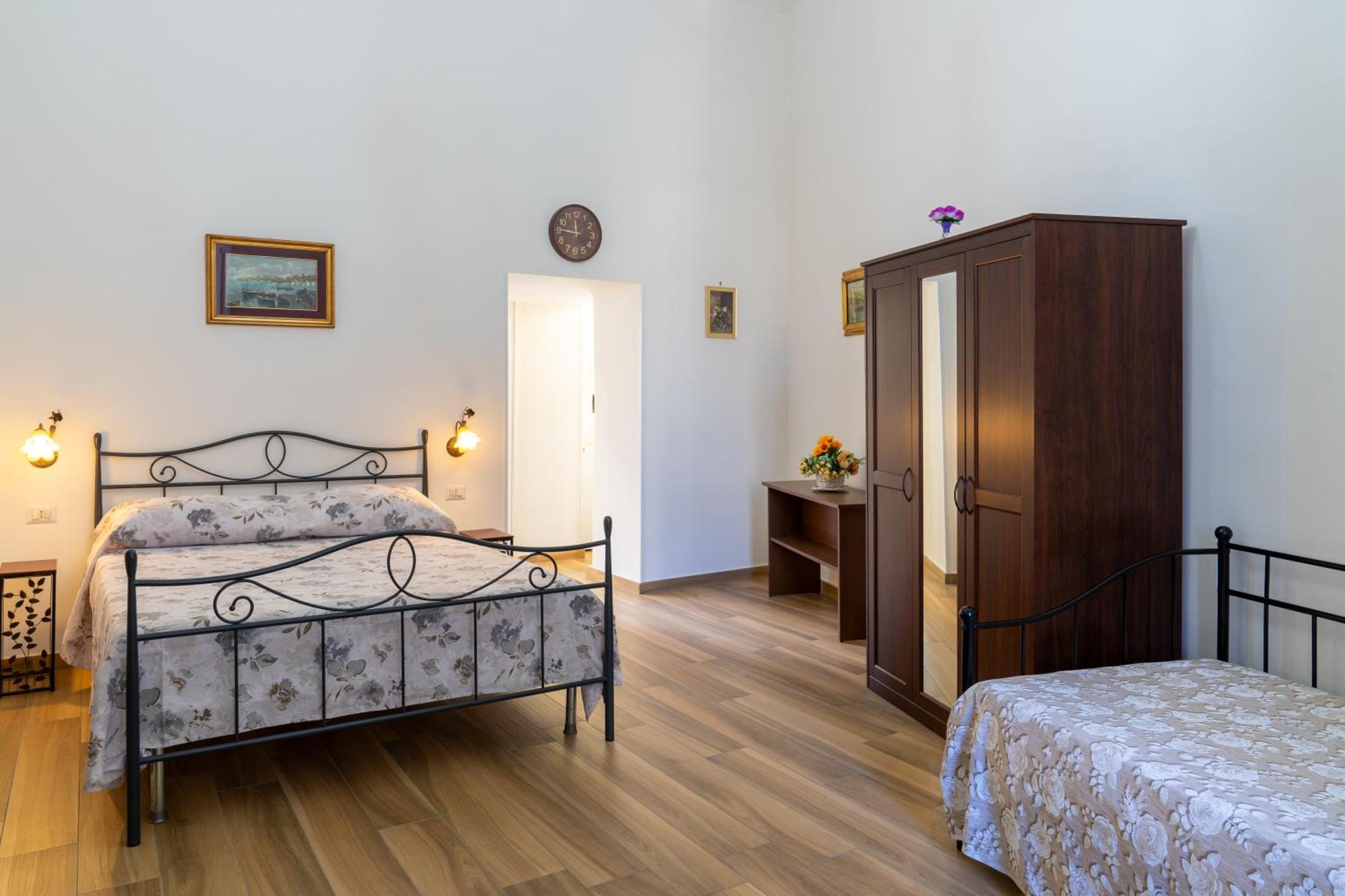 B&B Palazzo Sersale Napoli Extérieur photo